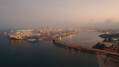 Luftaufnahme-Des-Schifffahrtshafens-Algeciras-In-Der-Nähe-Der-Hängenden-Langen-Brücke-Zur-Abendzeit,-Spanien