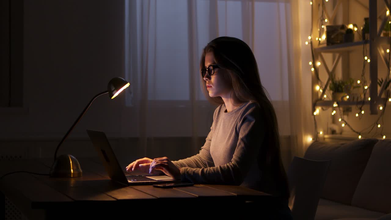 mujer estudiando tarde en la noche