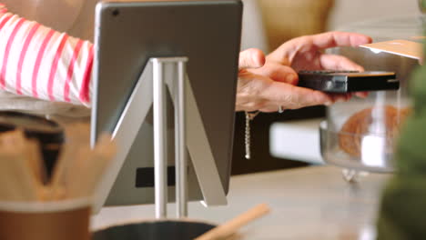 código qr, digital y tarjeta de crédito de una mujer
