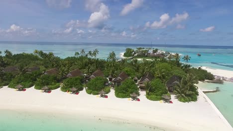 drone volando hacia la isla en las maldivas full hd