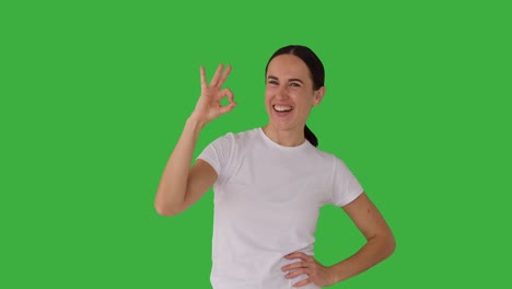 mujer sonriente haciendo gestos con la mano