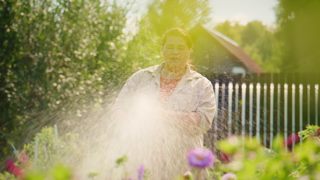 Un giardiniere felice all'opera: celebrazione della bellezza degli spazi verdi mentre annaffia fiori colorati in un giardino lussureggiante sotto un cielo luminoso e soleggiato