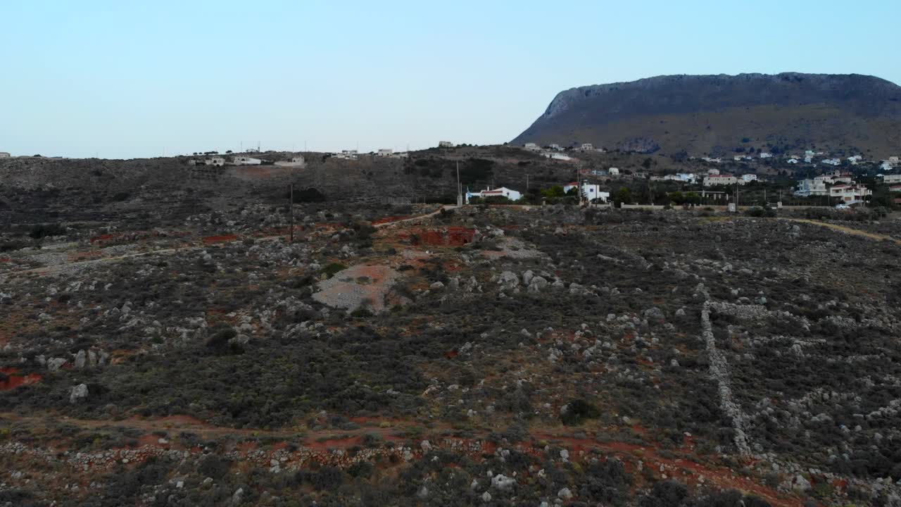 석양에 크레타 섬 주택으로 뒤덮인 산