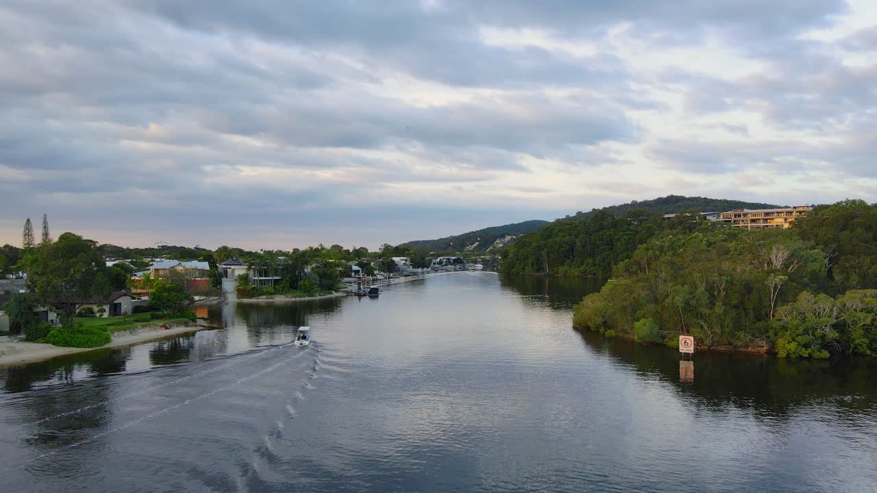 호주 퀸즐랜드의 누사 강 물을 따라 쿠란 코트에서 숙박 시설