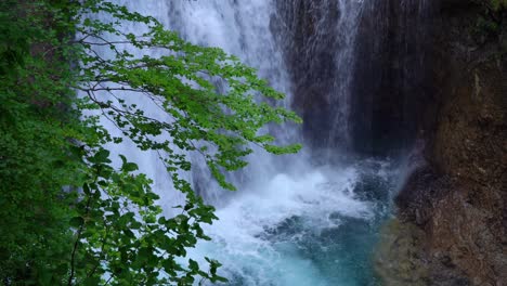 Cascada-En-Un-Acantilado-En-Las-Montañas-Cerca-De-Los-árboles