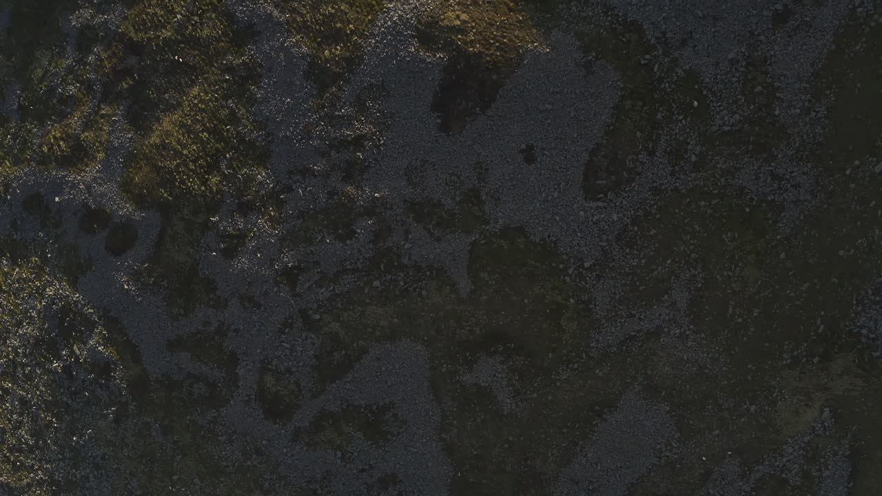 el dolly aéreo se inclina hacia arriba y revela la esquina del muro de mourne en slieve donard, irlanda del norte.