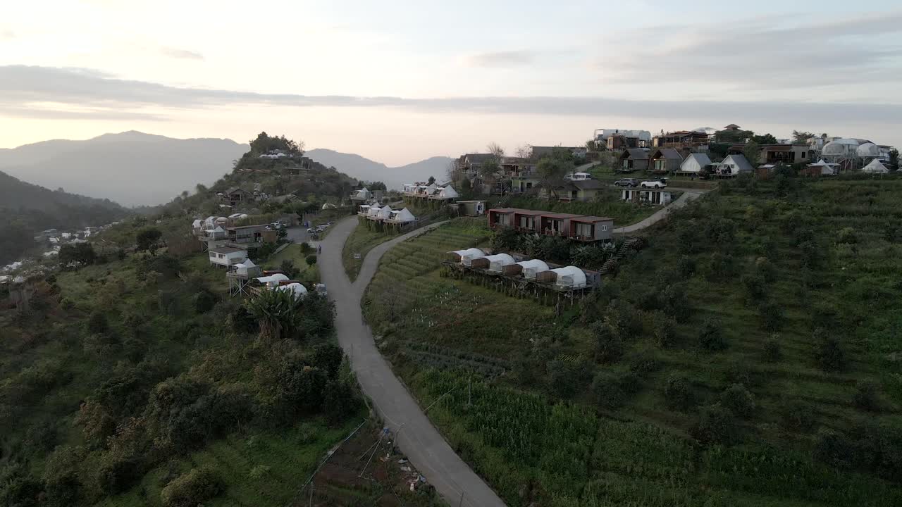 태국 북부 산에서 일출 동안 캠프 마을의 공개 샷