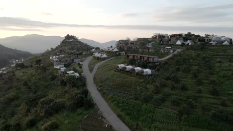 revelar la foto del pueblo del campamento durante el amanecer en la montaña del norte de tailandia