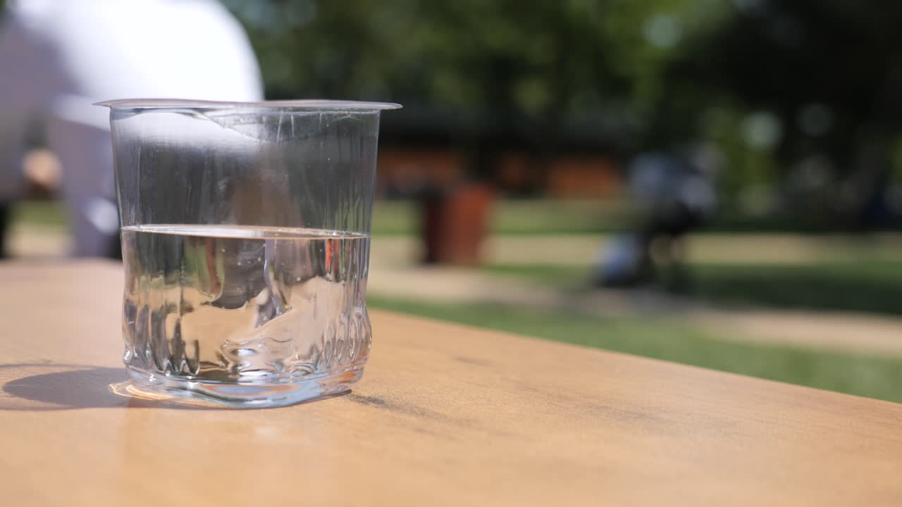 un vaso de agua en un parque