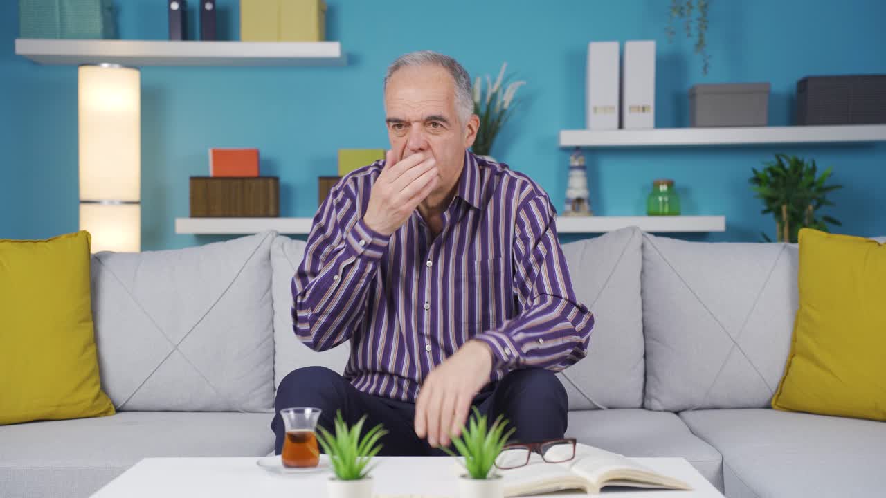 un anciano enfermo de gripe, resfriado.