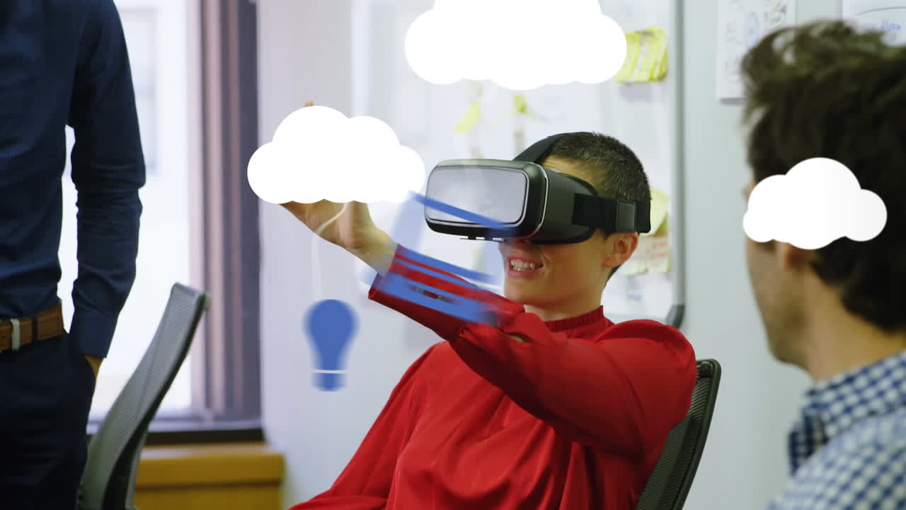 animación de iconos de las redes sociales sobre una mujer biracial que usa auriculares vr