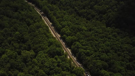 Auto-Fährt-In-Die-Berge