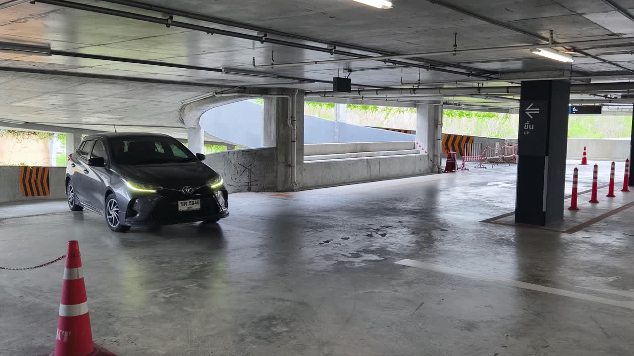 차가 있는 지하 주차장