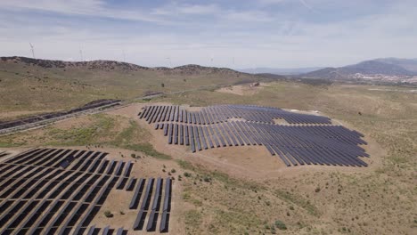 Enorme-Parque-Solar-En-El-Ondulado-Paisaje-Español