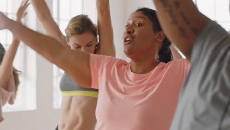 feliz mujer con sobrepeso bailando grupo de personas sanas disfrutando del entrenamiento practicando movimientos de baile coreográficos divirtiéndose en el gimnasio