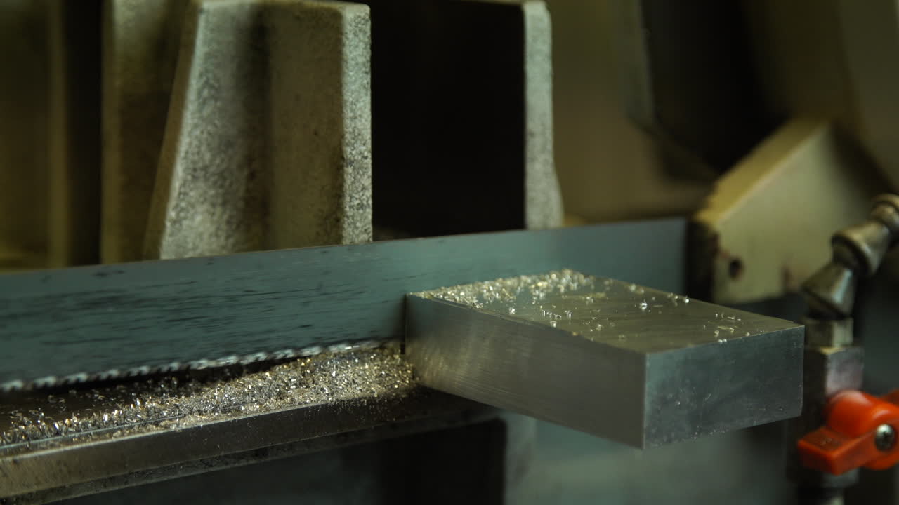 자동 금속 톱은 수공예 작업장에서 금속을 절단합니다.