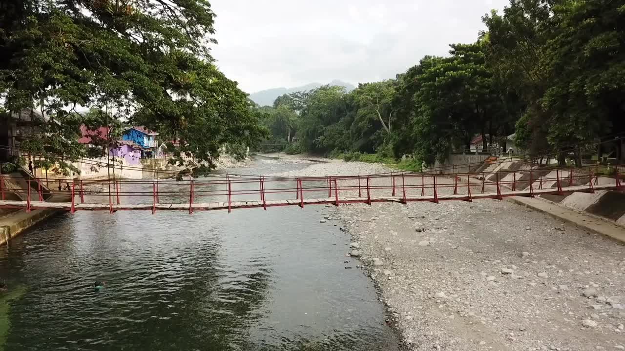 vista de drones del puente colgante en el parque nacional bukit lawan en sumatra, indonesia