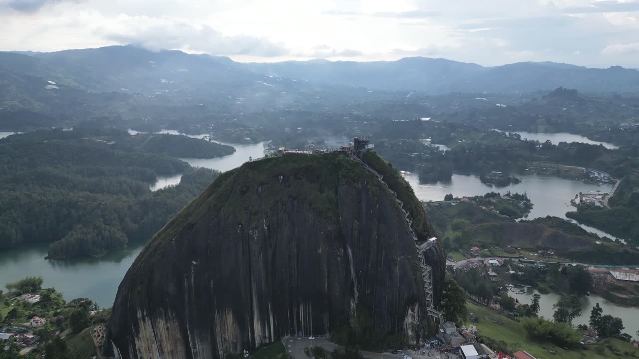 vista aérea desde un dron de la piedra del penol y el embalse de guatapé cerca de medellín, antioquia, colombia