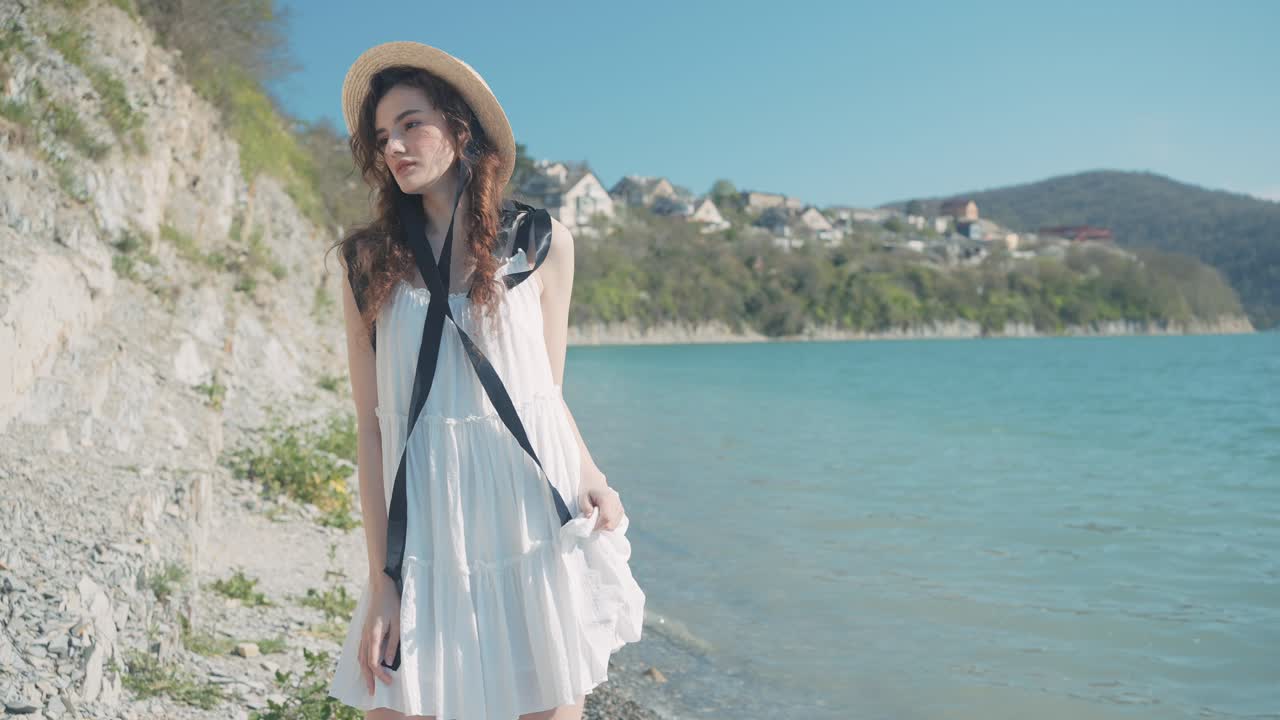 mujer con un vestido blanco junto al lago