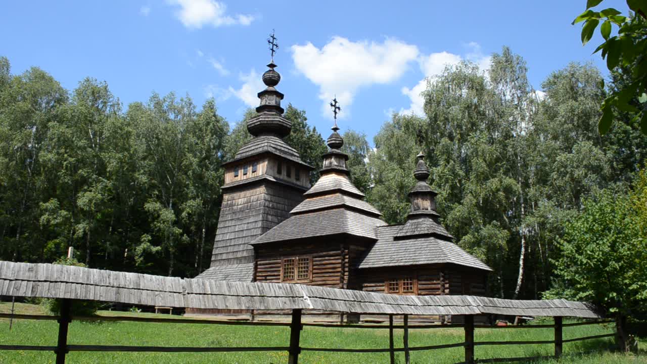 Ormandaki kilise. Yakındaki bir köyden taşınarak "Şevçenko Guy" halk mimarisi müzesine yeniden kurulan eski bir ahşap Ortodoks kilisesi. Lviv, Ukrayna.