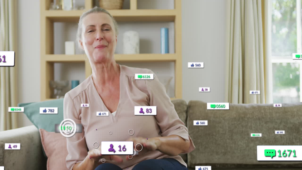 animación de iconos y números de las redes sociales sobre la mujer caucásica en casa