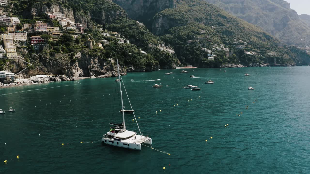 vista aérea de los barcos a lo largo de la costa de positano, italia
