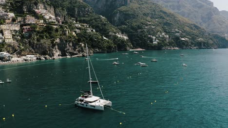 Vista-Aérea-De-Barcos-A-Lo-Largo-De-La-Costa-De-Positano,-Italia