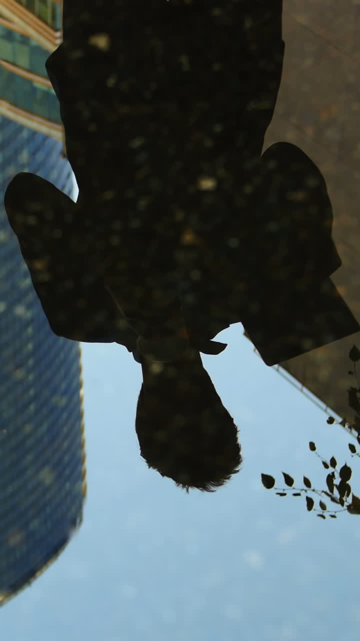 디지털 태블릿을 사용하여 웅 ⁇ 이에 있는 사업가의 반사