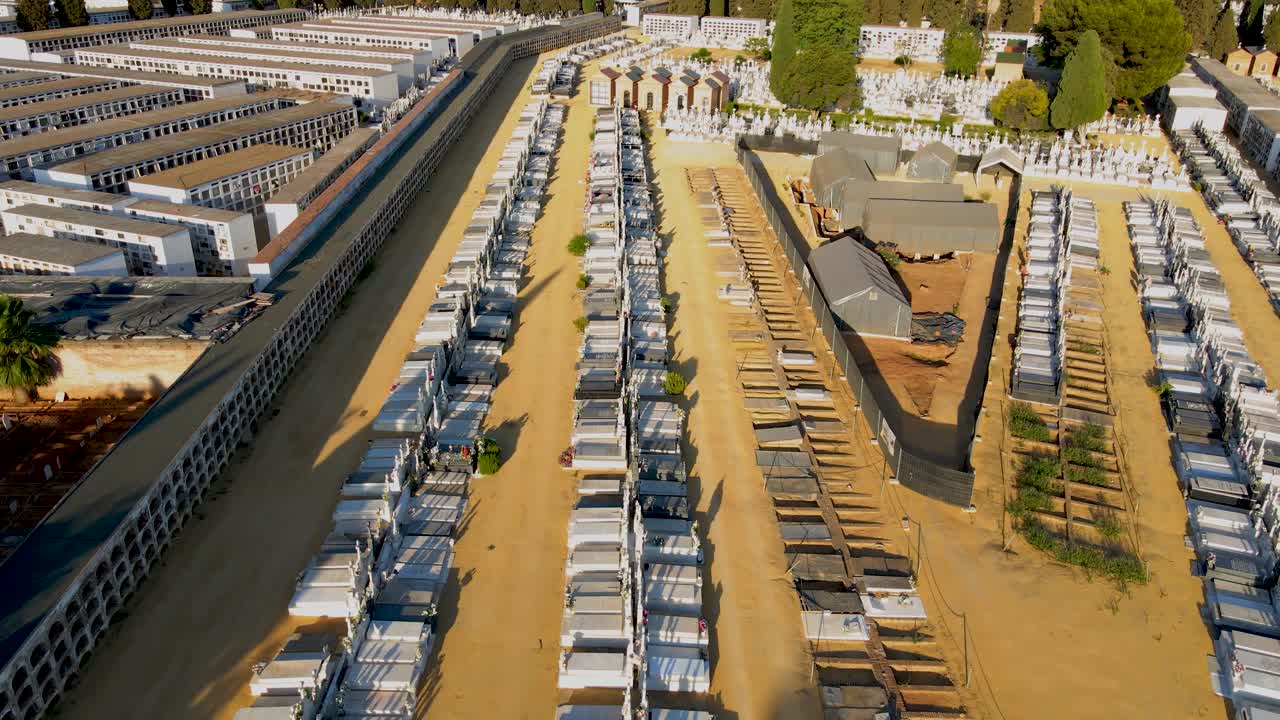 세비야의 산 페르난도 공동묘지 위를 날다