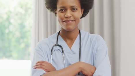 Retrato-De-Una-Feliz-Doctora-Afroamericana-Mirando-La-Cámara-Y-Sonriendo