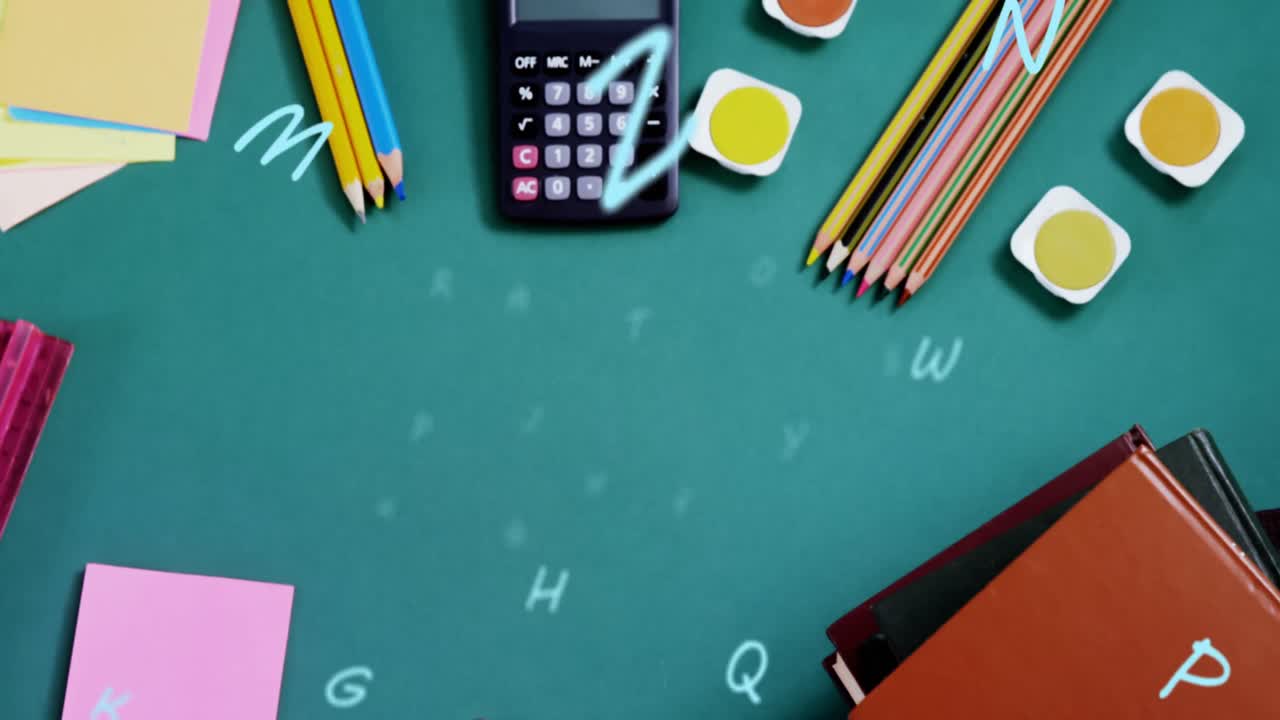 초록색 서프에 있는 학교의 고정된 장비에 대해 떠다니는 여러 알파 ⁇ 의 디지털 구성