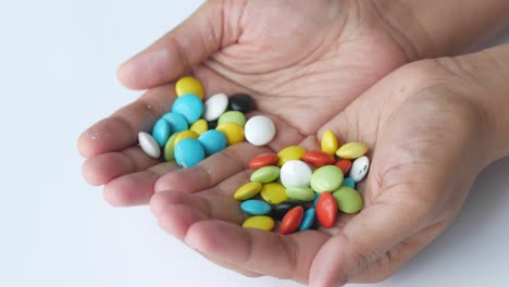 manos con caramelos de colores