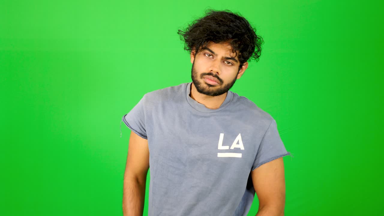 modelo masculino indio con pantalla verde - fondo verde