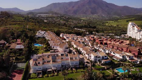 Vista-Aérea-De-Villas-De-Vacaciones-Con-Montaña-En-Segundo-Plano.