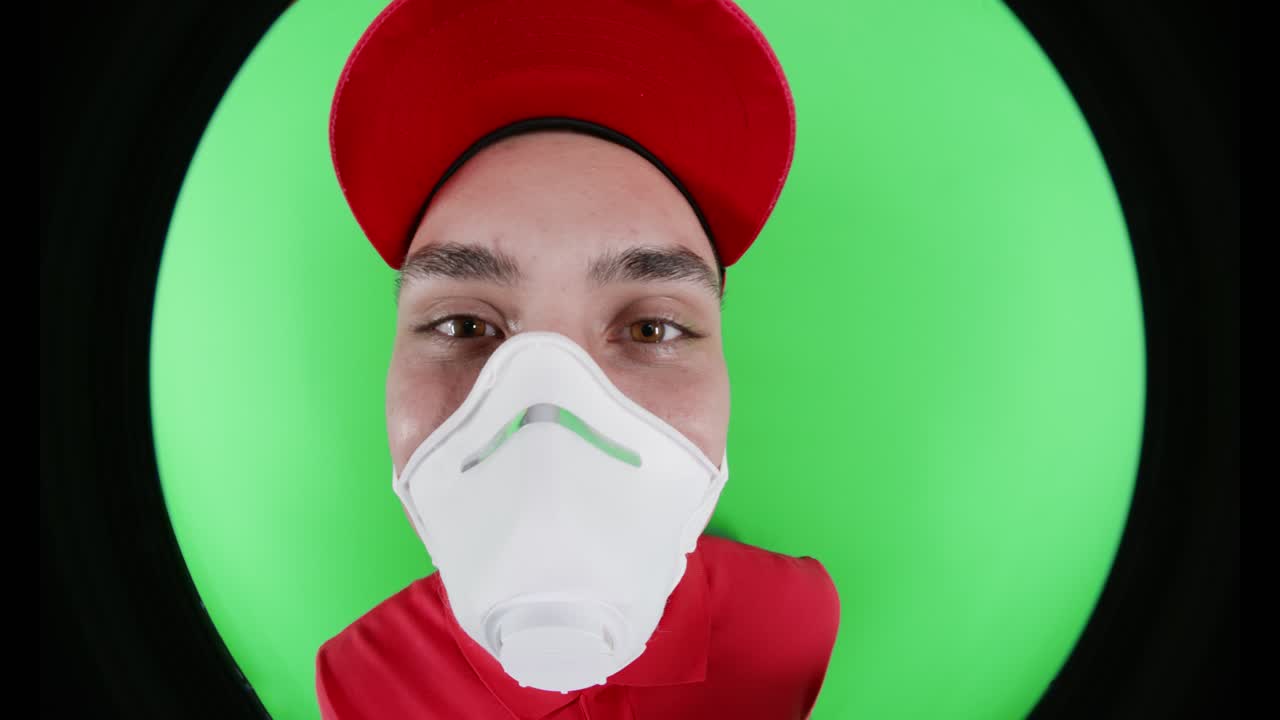 패키지와 함께 문에 배달 사람