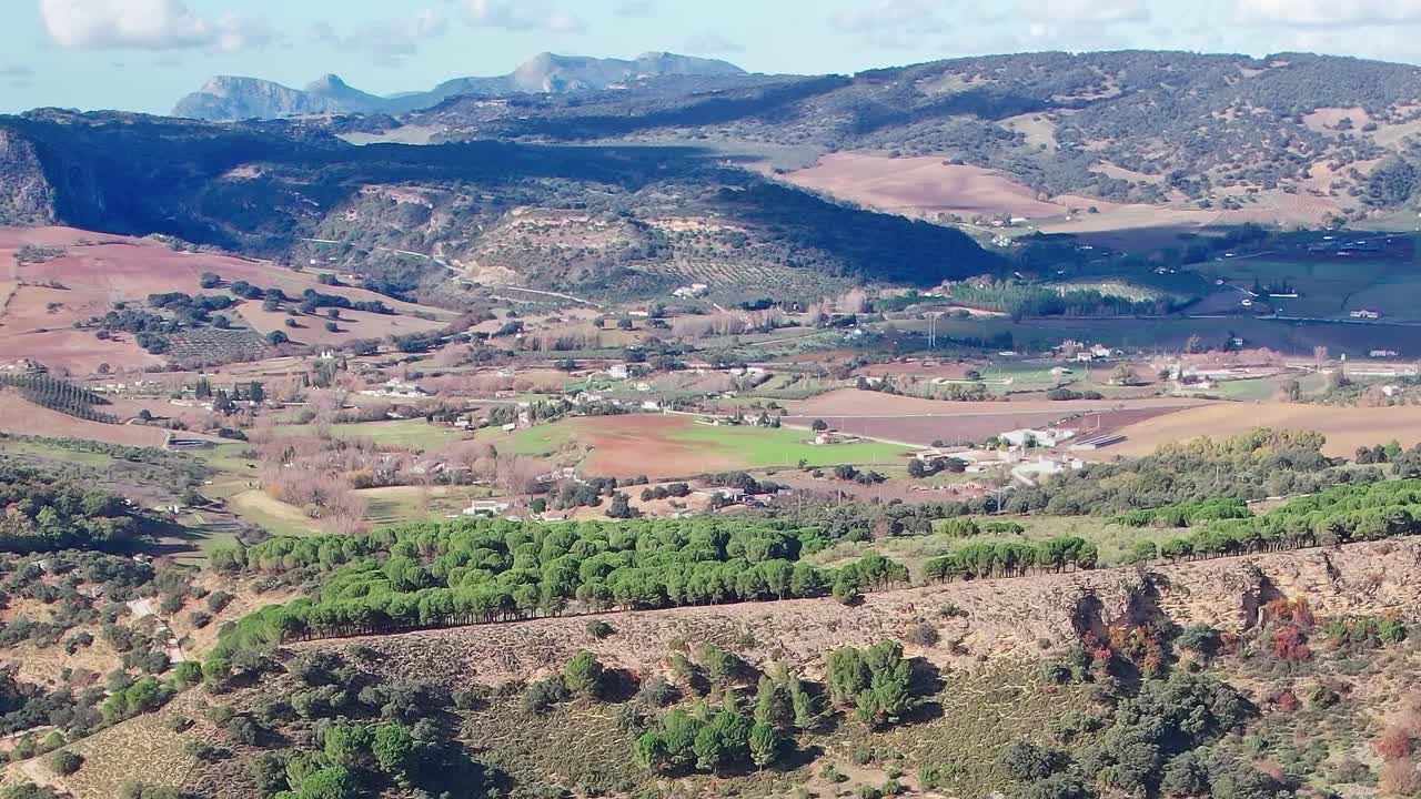 Paesaggio rurale pittoresco vicino a Malaga con dolci colline e campi