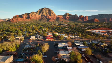 Aufsteigende-Filmische-Drohnenaufnahme-Von-Bergen-Und-Häusern-In-Sedona,-Arizona