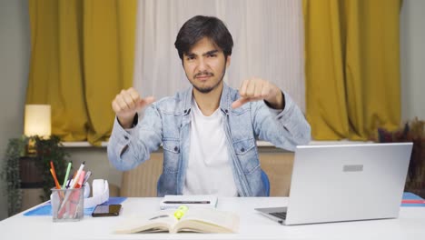 Libros-Y-Estudiante-Masculino-Infeliz.