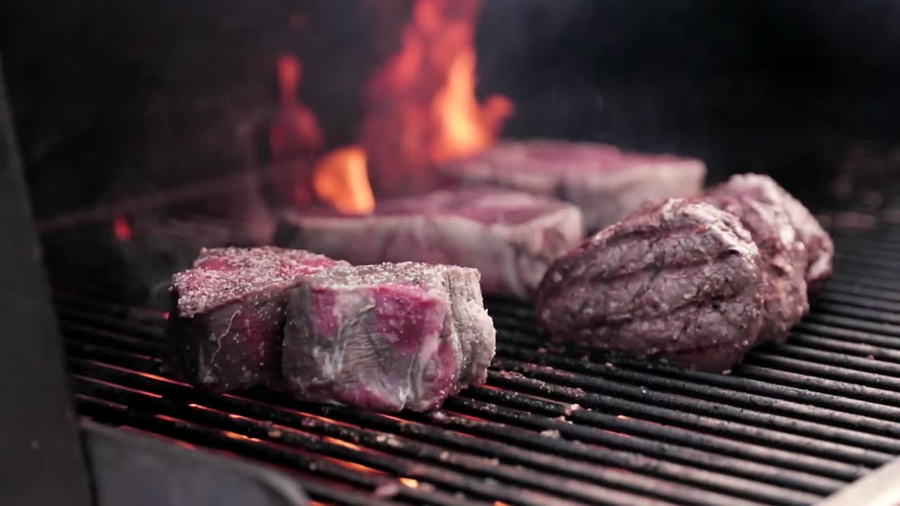 Deliziose bistecche che grigliano su un barbecue