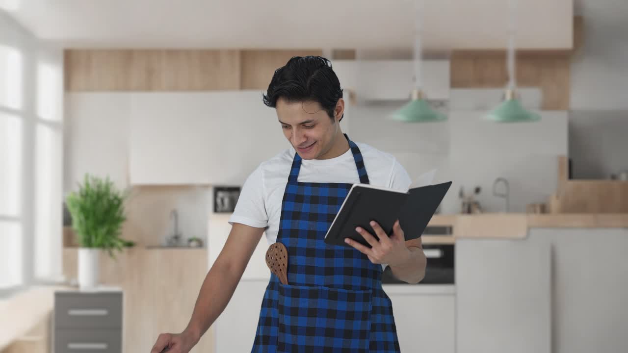 cocinero indio feliz haciendo comida de un libro de recetas