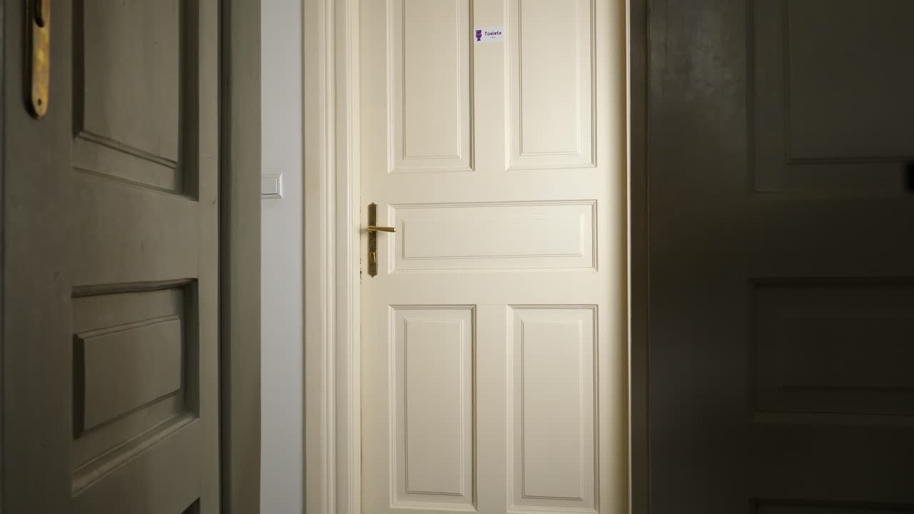 hombre en vaqueros corre al baño sosteniendo su trasero y golpea la puerta