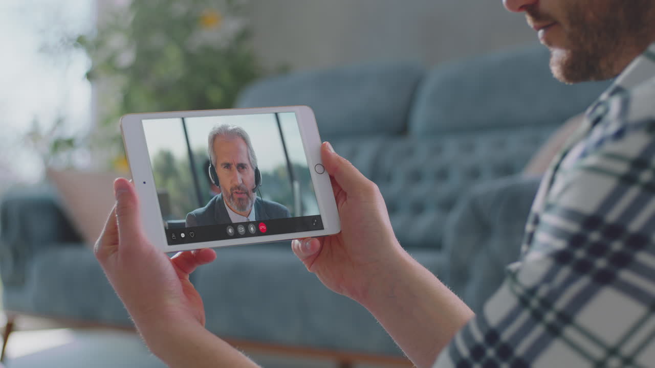 hombre de negocios con conferencia en línea