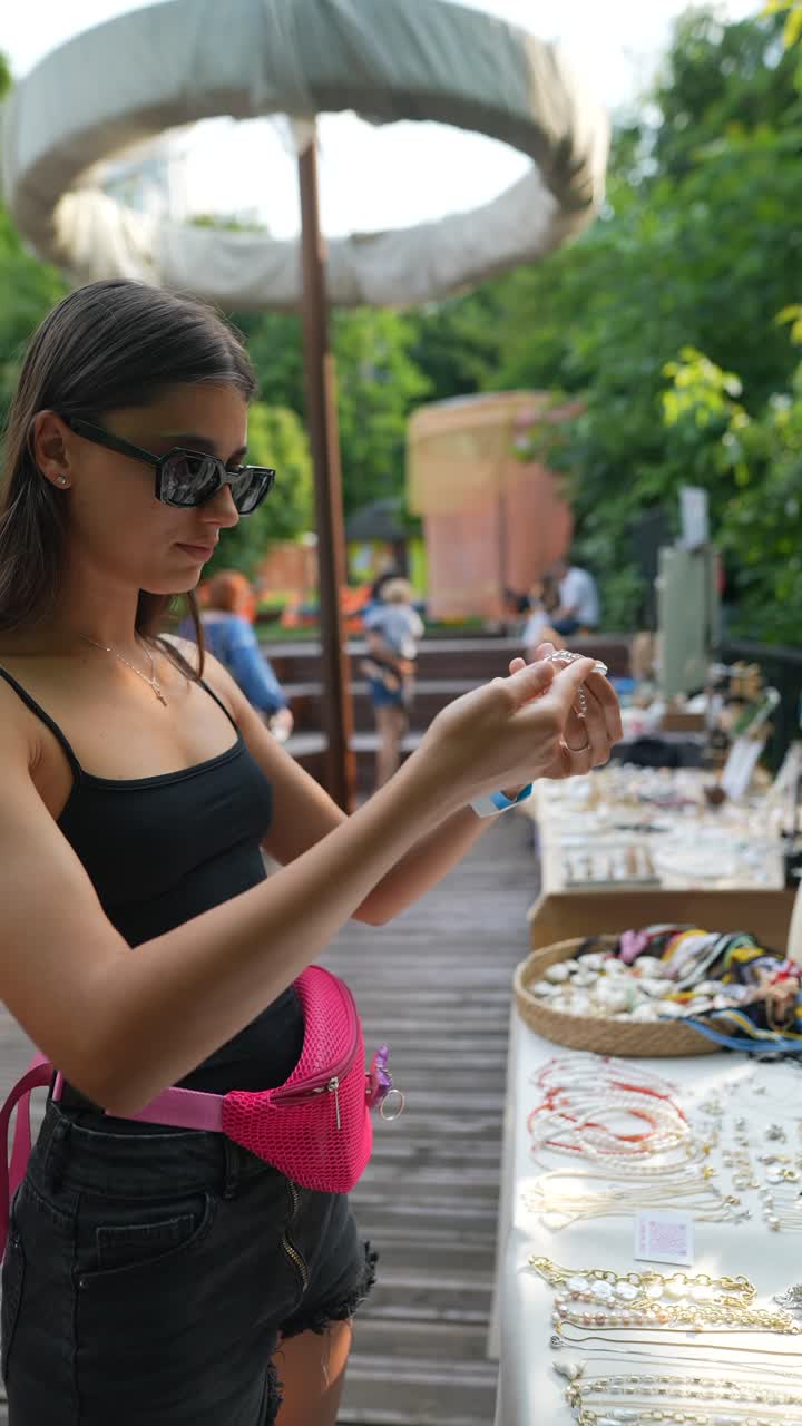 mujer comprando joyas en un mercado de verano