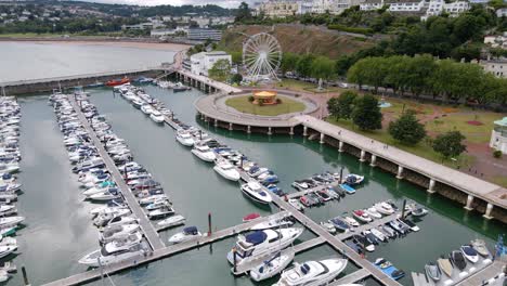 Luxusyachten-Und-Boote-Im-Hafen-Der-Küstenstadt-Torquay,-England