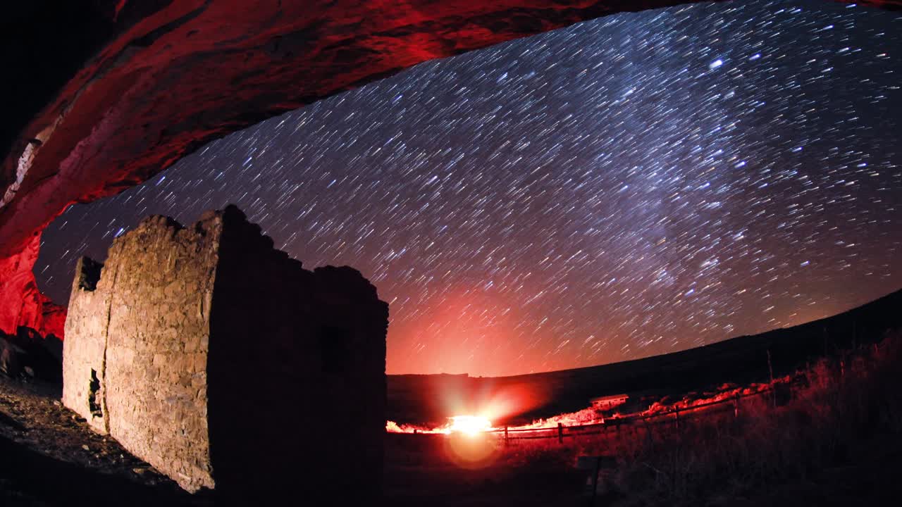 hermoso lapso de tiempo nocturno de las estrellas del universo y senderos de estrellas sobre el cañón del chaco nuevo méxico ruinas prehistóricas de indios americanos