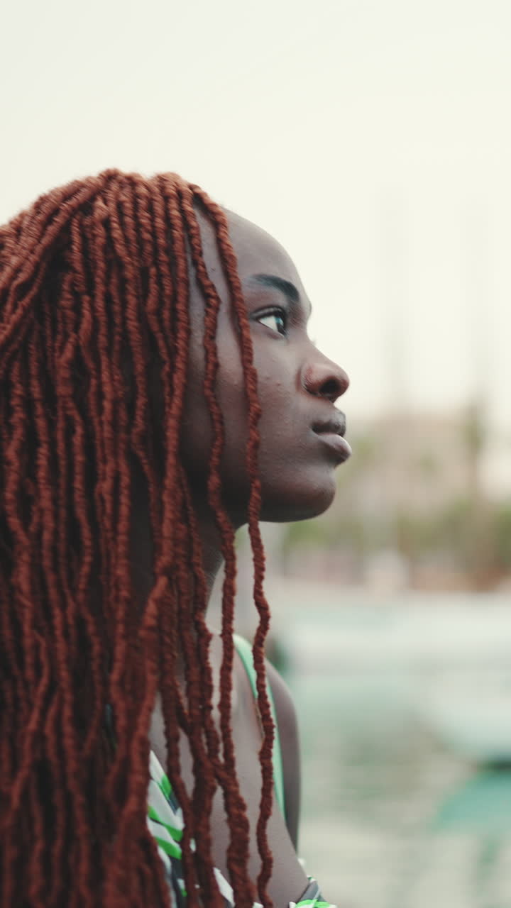 Ritratto di una donna afroamericana con dreadlocks