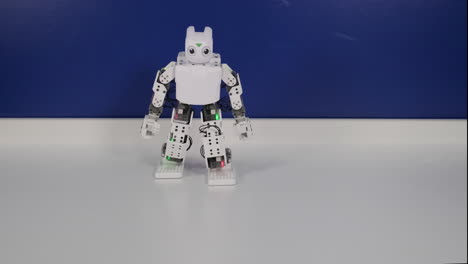 robot educativo blanco y lindo