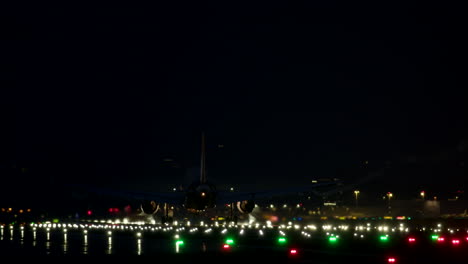 avión aterrizando en la noche
