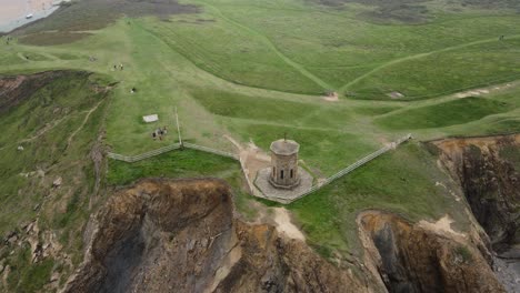 Bude-,cornwall-Uk-Compass-Point-Pequeña-Torre-Con-Vistas-Al-Mar-Drone-Alto-Punto-De-Vista