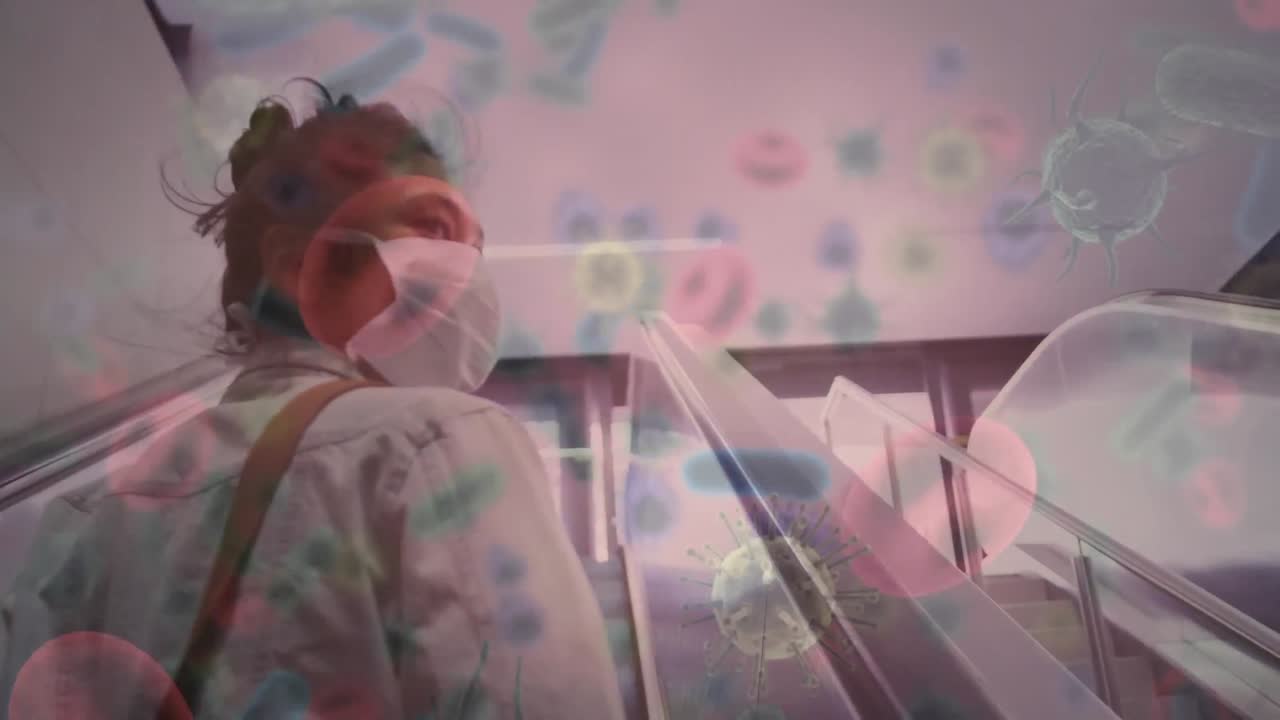 코로나 19 세포가 얼굴 마스크를 입은 여성을 가로질러 움직이는 애니메이션